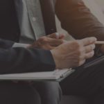 مبرمج يقوم بعمل برمجة للمواقع
